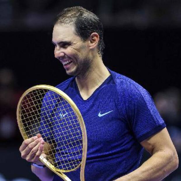 Rafael Nadal sonríe tras recibir su raqueta de oro. FOTO: AFP