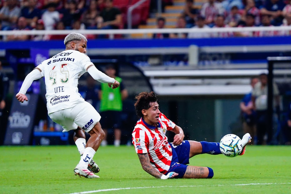 Pedro Vite y Santiago Sandoval en disputa por cada balón en el estadio Akron / Foto: Imago7