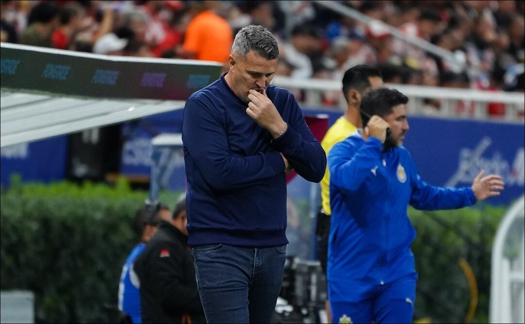 Óscar García clava la mirada en el césped durante un partido de las Chivas. FOTO: Imago7