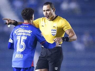 Aficionados de Cruz Azul amenazaron al papá del Gato Ortiz para que no pite a favor del América