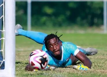 Conoce la historia del arquero de 14 años que debutó en una Selección Mayor