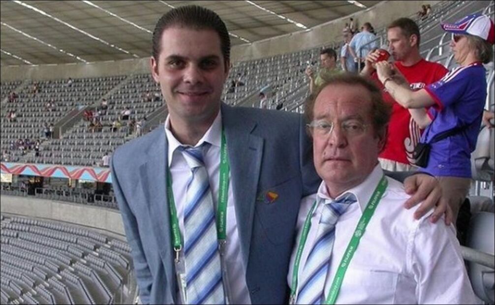 Christian Martinoli abraza a José Ramón Fernández durante una cobertura en el Mundial de Alemania 2006. FOTO: Especial