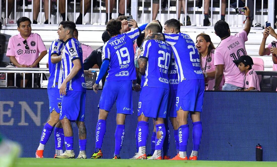 Los jugadores de Monterrey festejan el gol del empate parcial de Maxi Meza ante el Inter Miami. Foto: @Rayados