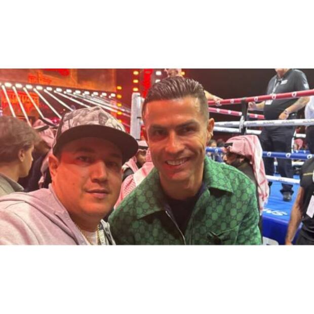 Eddy Reynoso, entrenador del Canelo Álvarez, junto a Cristiano Ronaldo en una pelea de box que hubo en Arabia Saudita. Foto: Especial