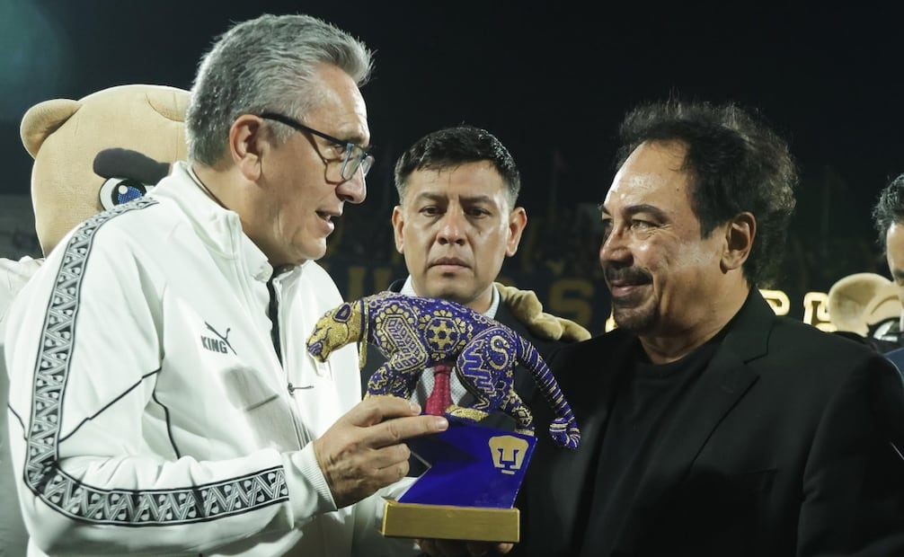 Hugo Sánchez recibiendo la figura de un puma en su homenaje / Foto: Carlos Mejía El Universal