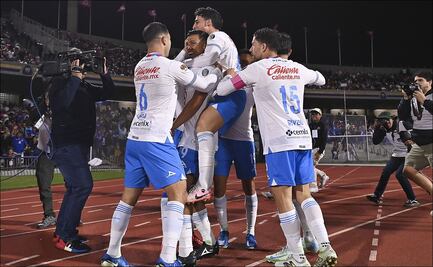 Cruz Azul mantiene la ventaja hasta el descanso del partido vs Pumas en el Olímpico Universitario