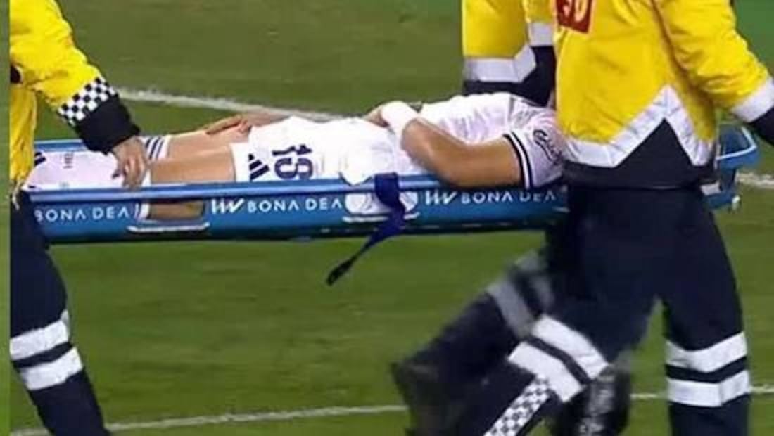 Rodrigo Huescas tuvo que salir de cambio del partido de Champions League en camilla. Foto: Especial