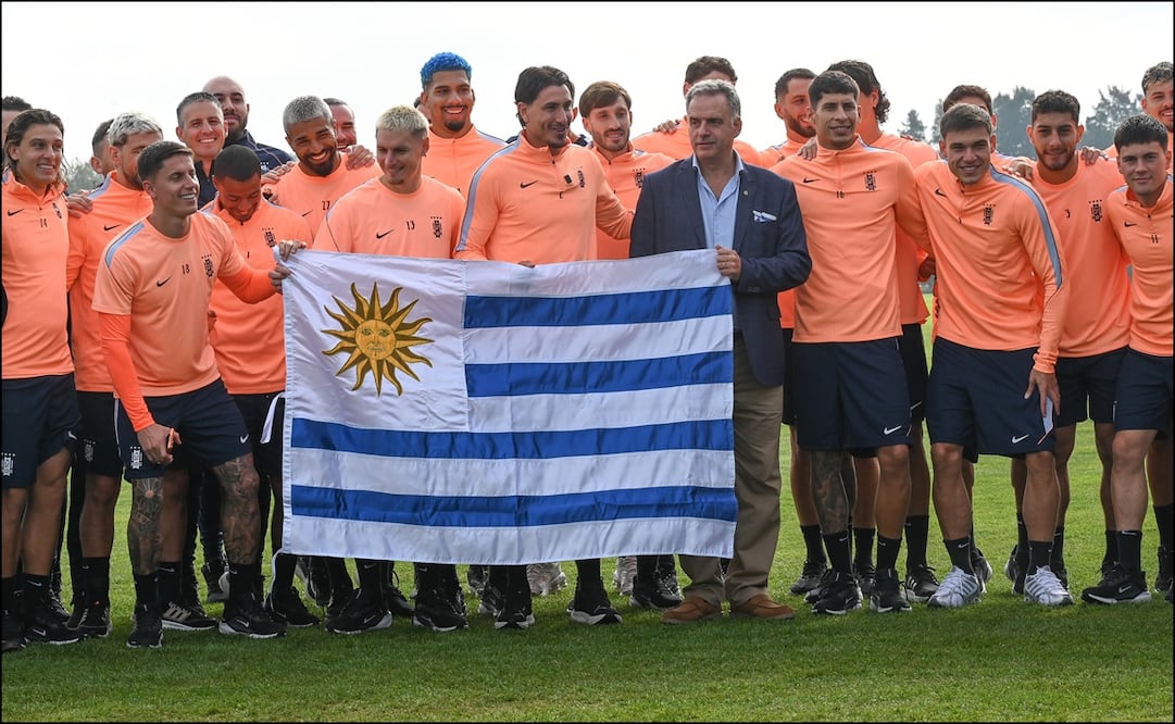 Jugadores de la selección de Uruguay posan con el presidente de su país, Yamandú Orsi, a días del inicio de la Copa del Mundo. FOTO: EFE