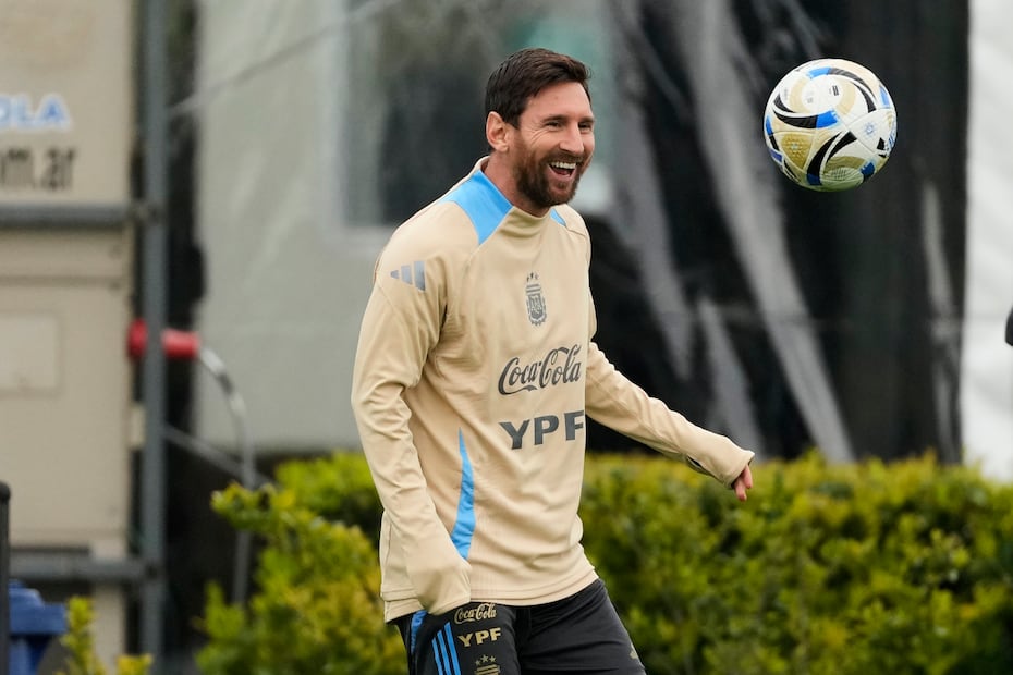 Lionel Messi sonríe durante una práctica de Argentina de cara al partido contra Venezuela - Foto: AP