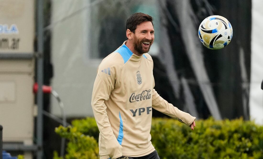 Lionel Messi sonríe durante una práctica de Argentina de cara al partido contra Venezuela - Foto: AP