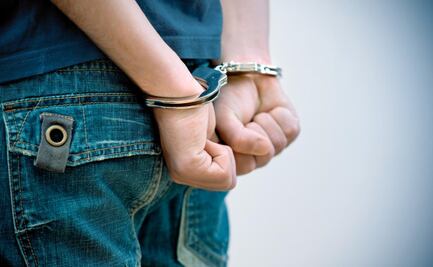 Madre entrega a su hijo a la policía, tras verlo en un anuncio de “Se busca”