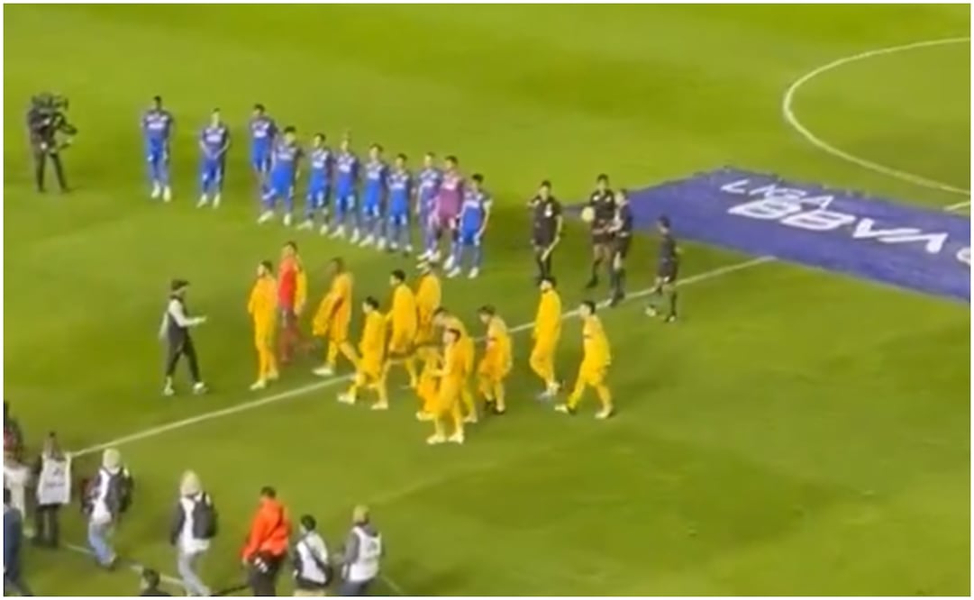Jugadores de Tigres rompiendo filas en partido ante Cruz Azul / FOTO: Captura