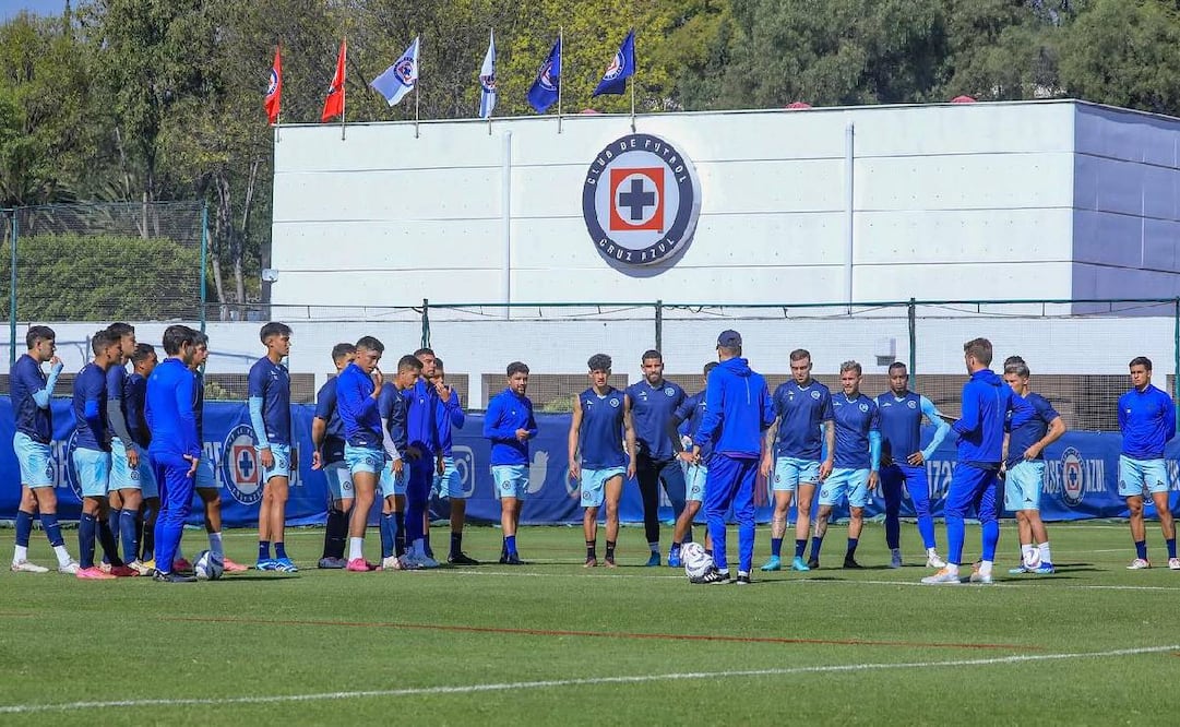 Martín Anselmi da indicaciones a los jugadores celestes previo a su debut en el Clausura 2024. Foto: CruzAzul