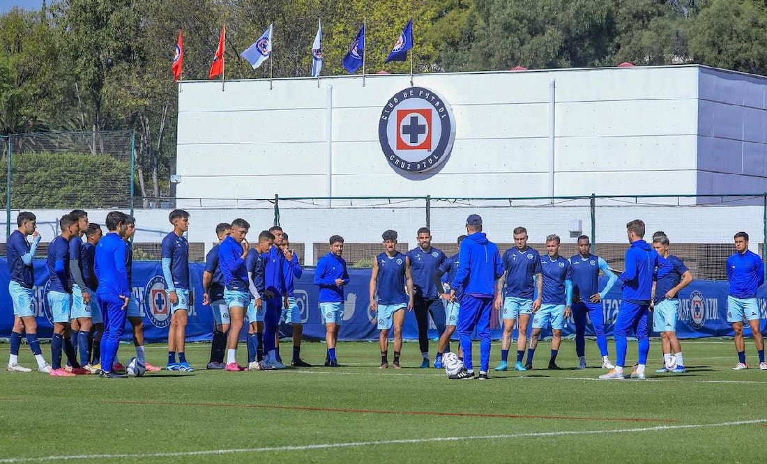 Martín Anselmi da indicaciones a los jugadores celestes previo a su debut en el Clausura 2024. Foto: CruzAzul