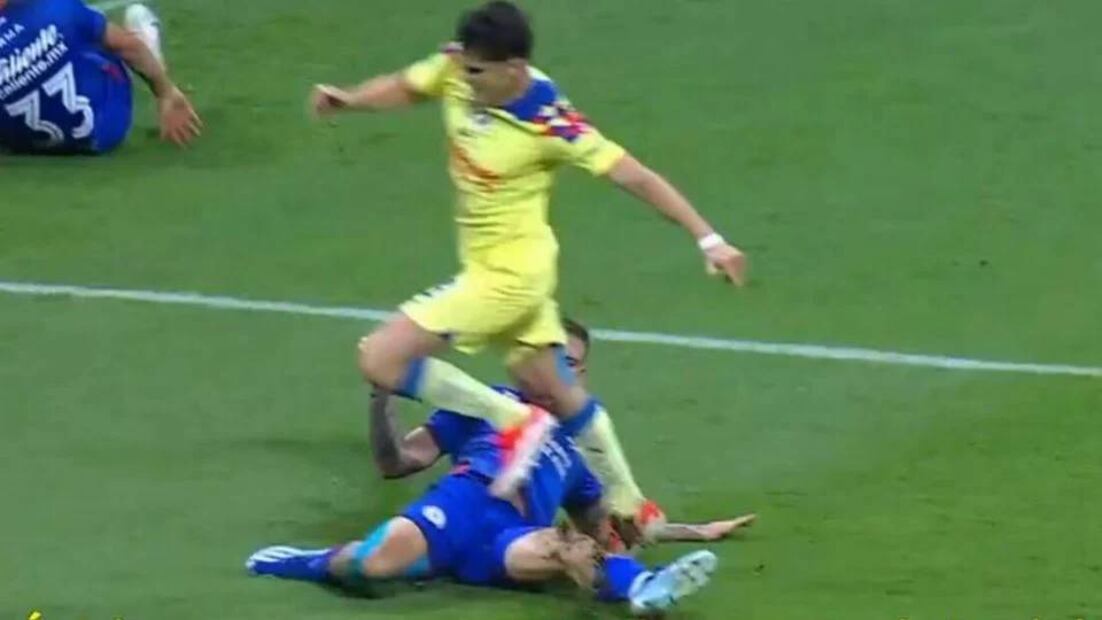 Rotondi cometió un polémico penalti sobre Israel Reyes que valió el título del América sobre Cruz Azul. Foto: Especial