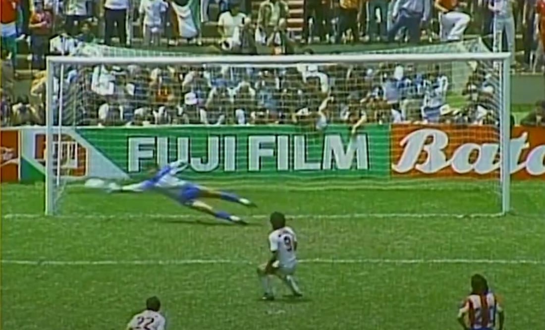 Hugo Sánchez, en los minutos finales, falló el penalti que le daba tres puntos a México ante Paraguay. Foto: Especial