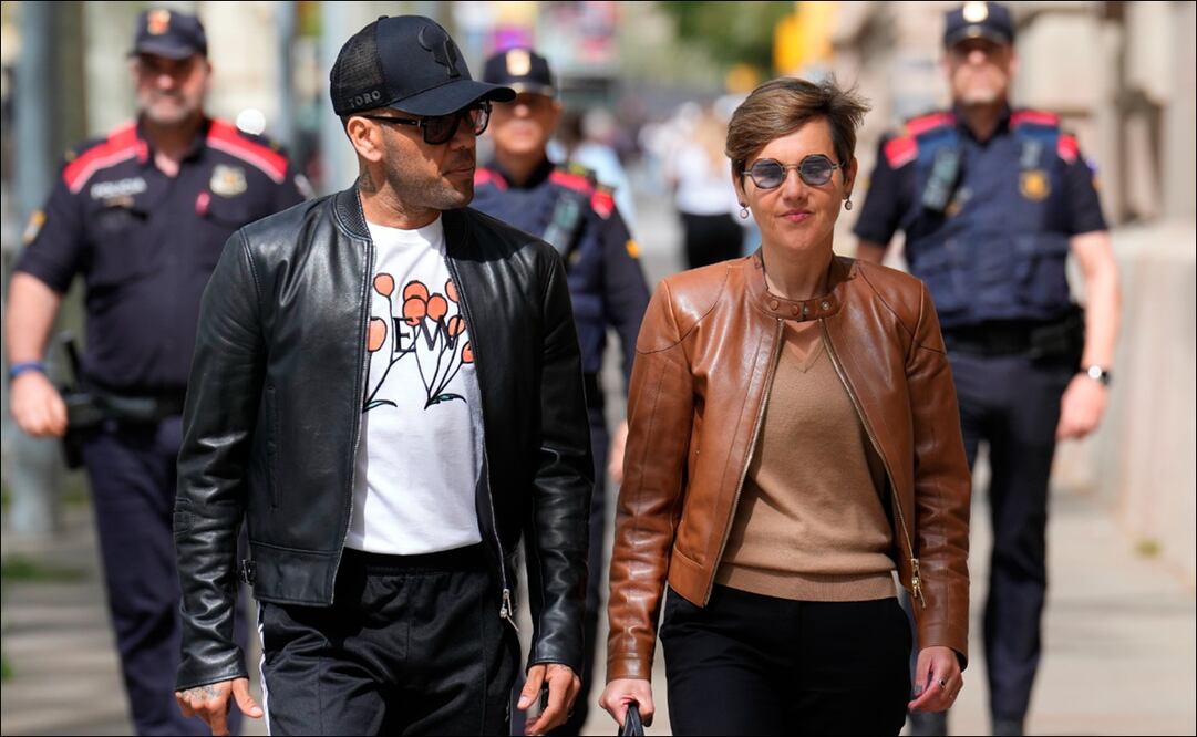 i Alves camina por las calles de Barcelona tras presentarse en los juzgados. FOTO: Captura