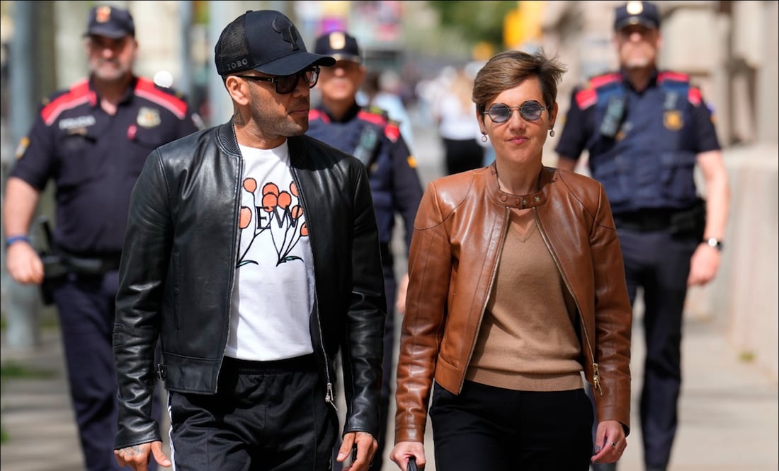 i Alves camina por las calles de Barcelona tras presentarse en los juzgados. FOTO: Captura