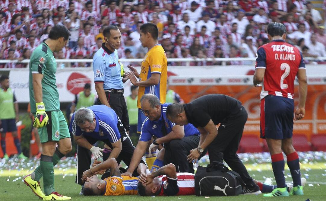 Santander no quiso marcar un penalti claro de Pareira sobre Sosa en la Final de 2017 entre Chivas y Tigres. Foto: Imago7