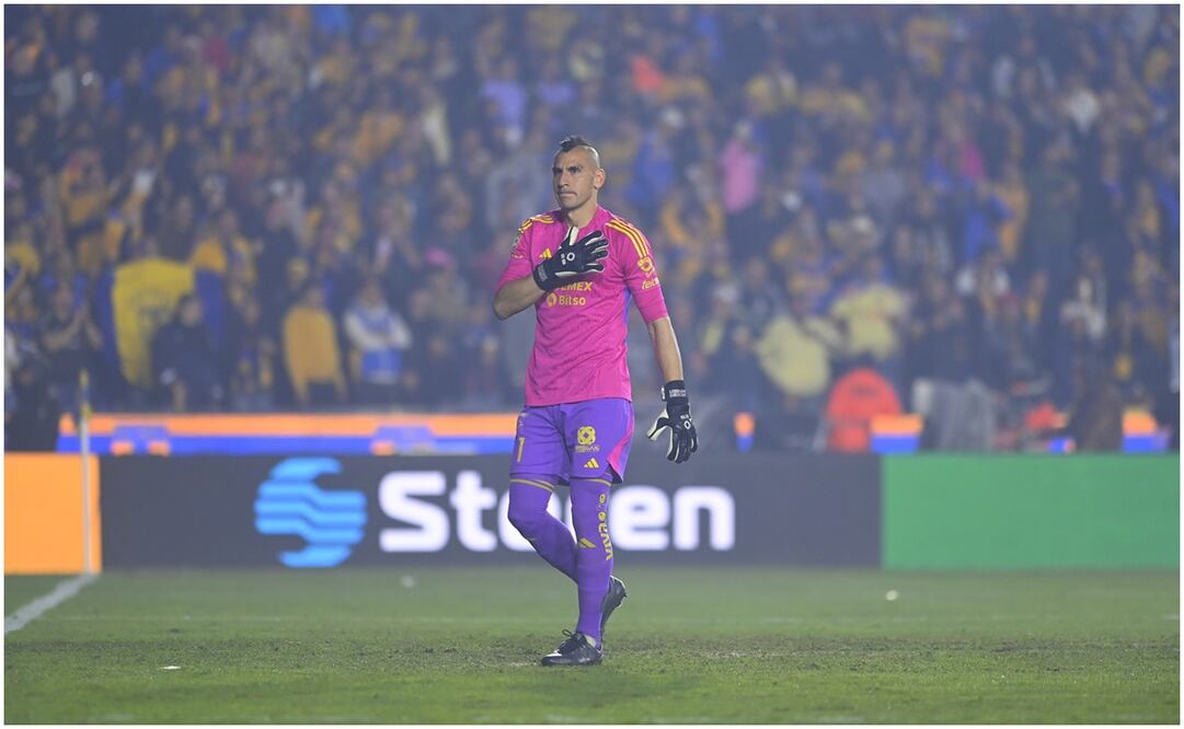 Nahuel Guzmán dirigiéndose a la afición de Tigres en el Volcán / FOTO: Imago7