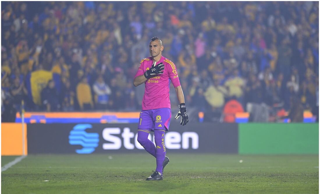 Nahuel Guzmán dirigiéndose a la afición de Tigres en el Volcán / FOTO: Imago7