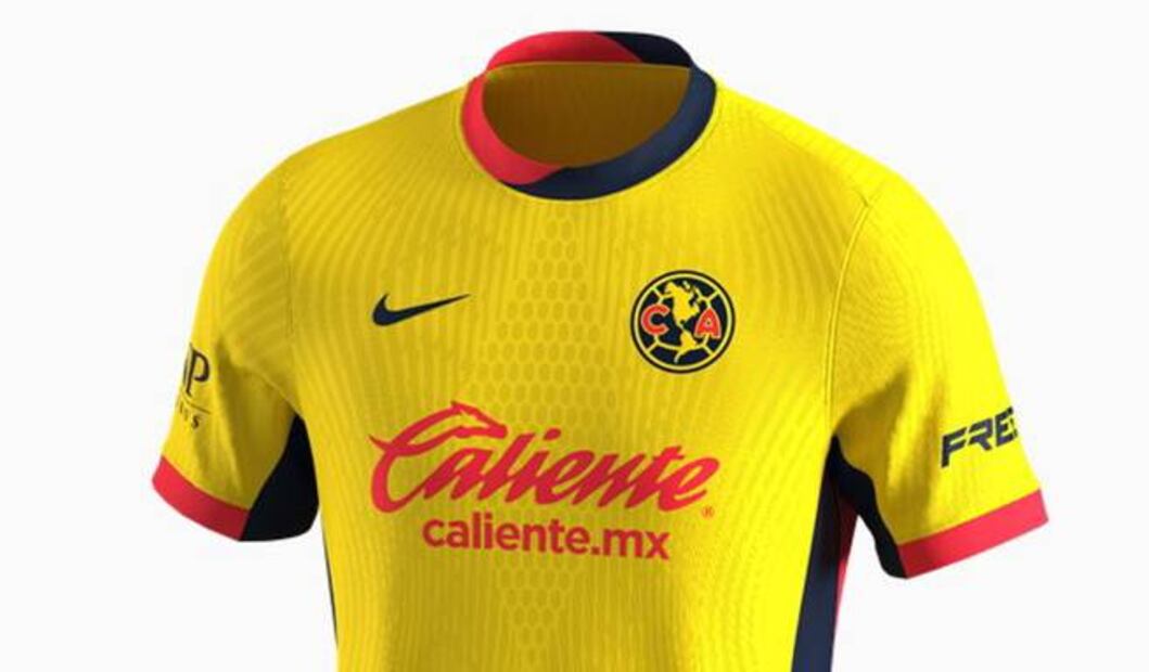 La playera innovaría con algunos detalles en rojo y azul marino en cuello y mangas. FOTO: @Footy_Headlines