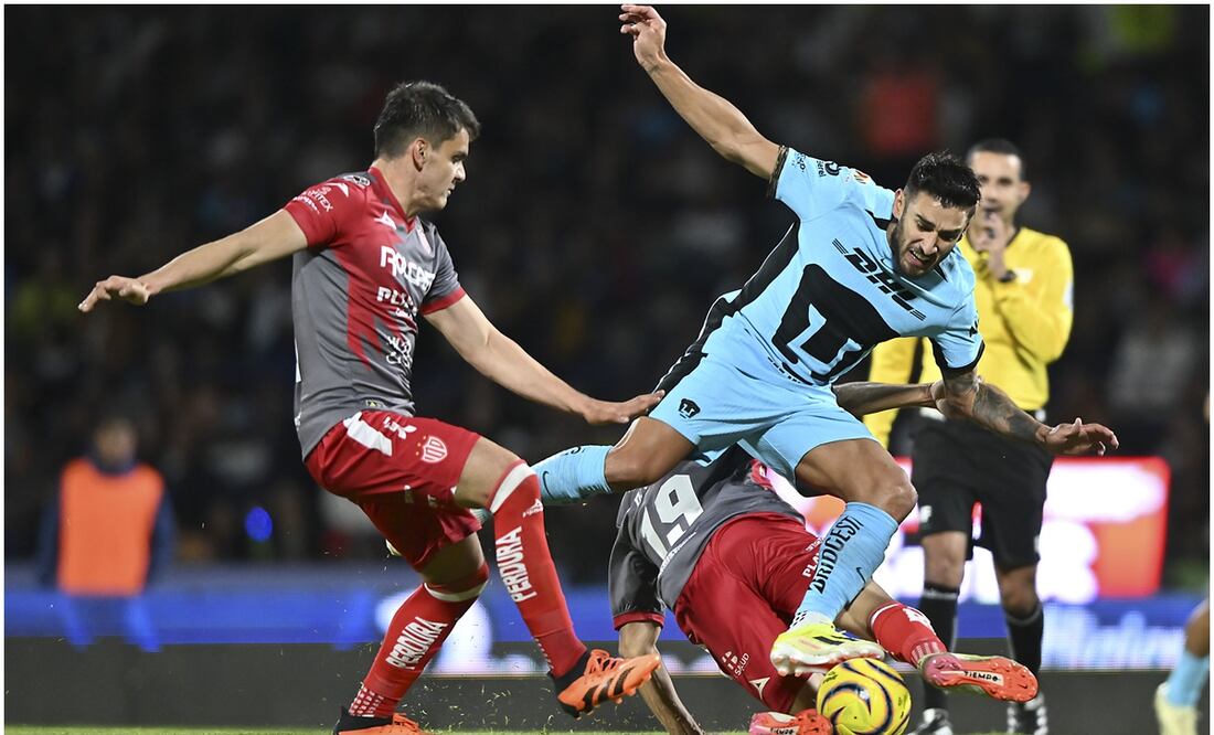 Eduardo Salvio contra dos jugadores de Necaxa / FOTO: Imago7