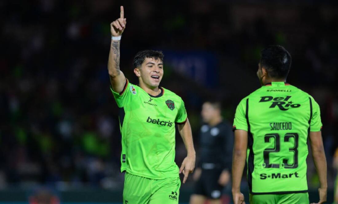 Denzell García festeja uno de los tres goles con los que Bravos derrotó al San Luis. Foto: Imago7