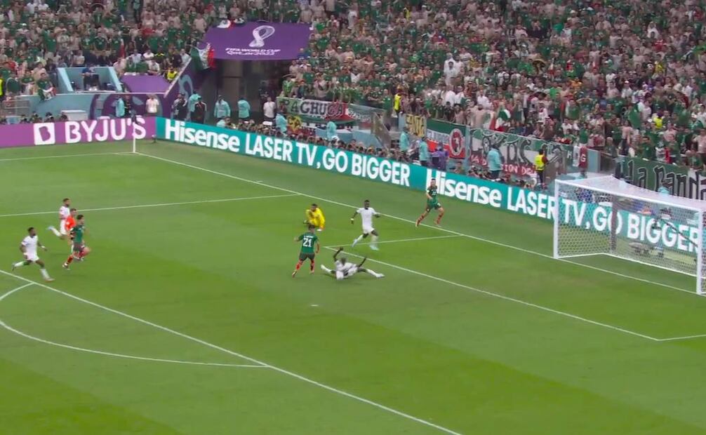 Uriel Antuna, sin portero, falló el gol que mandaba a México a los Octavos de Final de Qatar 2022. Foto: Especial
