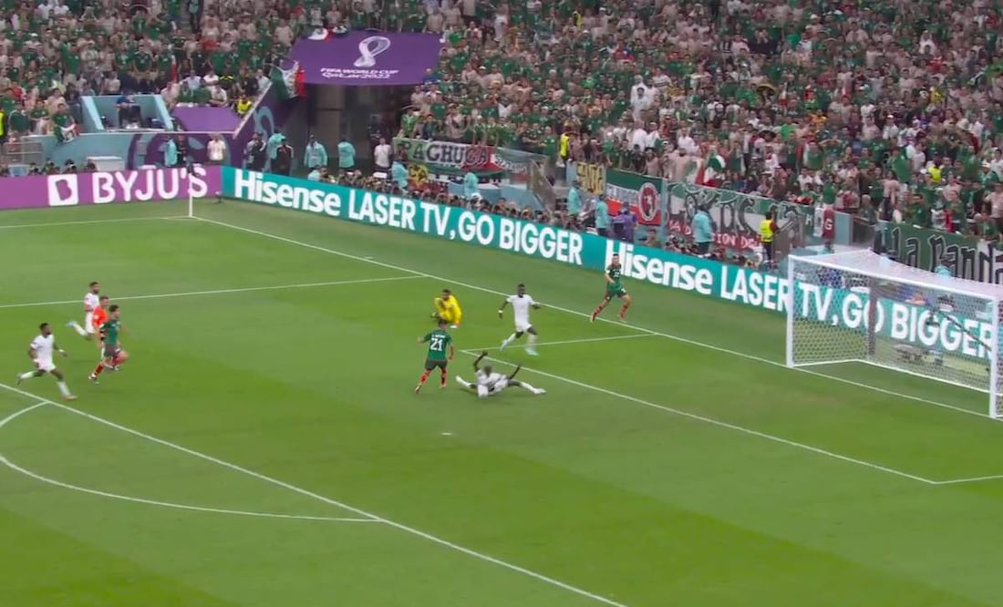 Uriel Antuna, sin portero, falló el gol que mandaba a México a los Octavos de Final de Qatar 2022. Foto: Especial