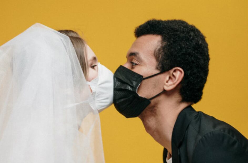 “Coronasutra”: Posiciones para disminuir el riesgo de coronavirus