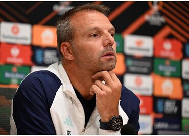 Ajax se queda sin DT en medio de su peor crisis en años