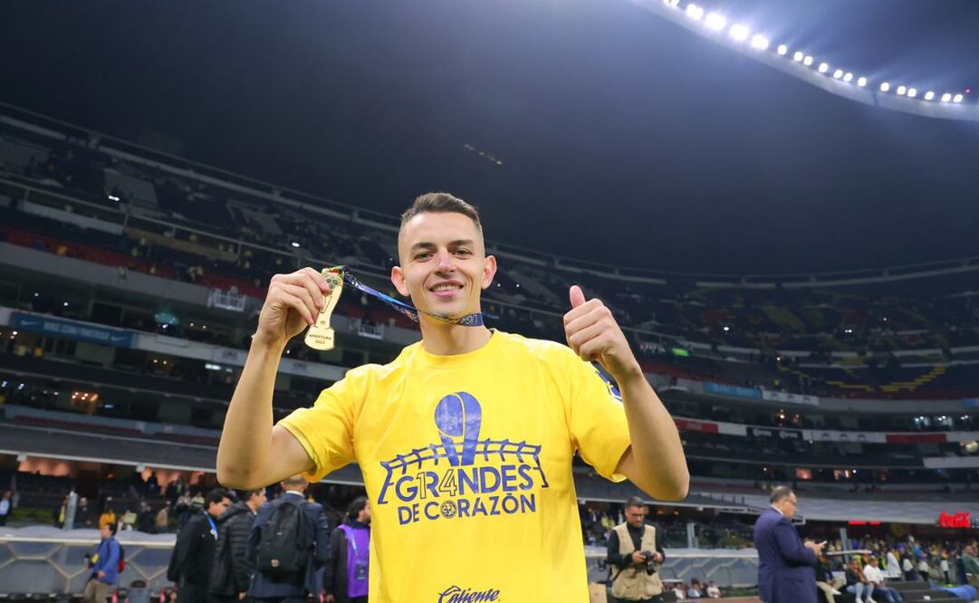 Álvaro Fidalgo con la medalla de campeón en Liga MX / FOTO: Imago7