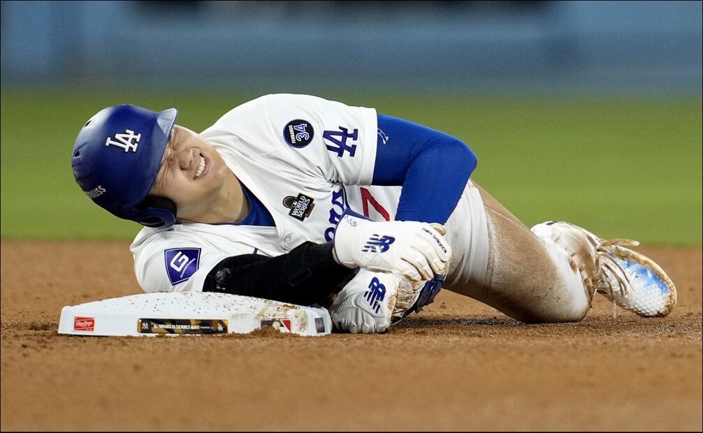 Shohei Ohtani, pelotero de los Dodgers, se toma el brazo tras barrerse en la segunda almohadilla. FOTO: AP