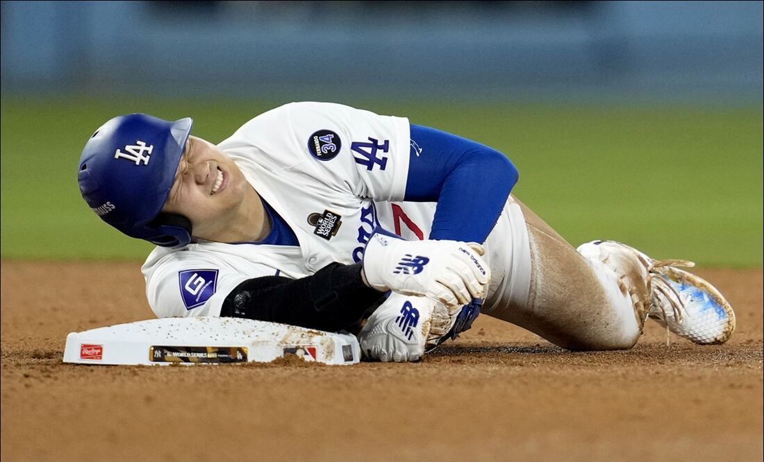 Shohei Ohtani, pelotero de los Dodgers, se toma el brazo tras barrerse en la segunda almohadilla. FOTO: AP