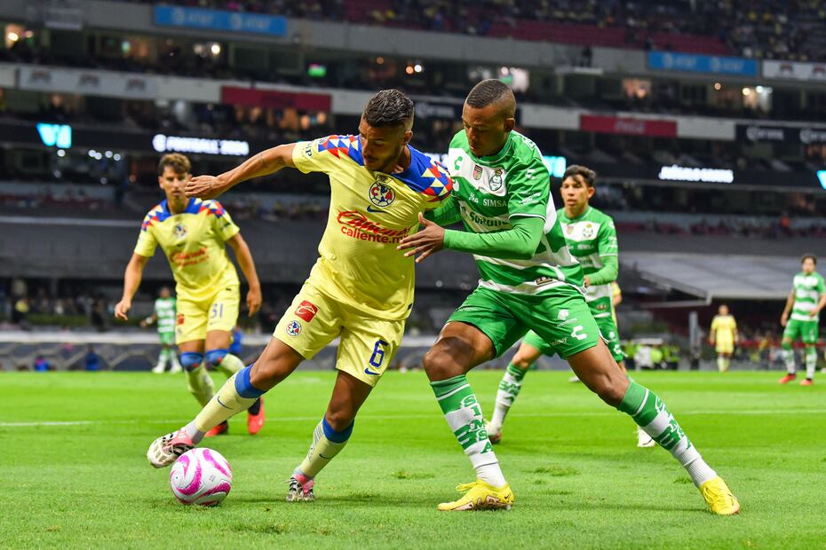 Jonathan Dos Santos y Harold Preciado durante el Apertura 2023 - Foto: Imago7