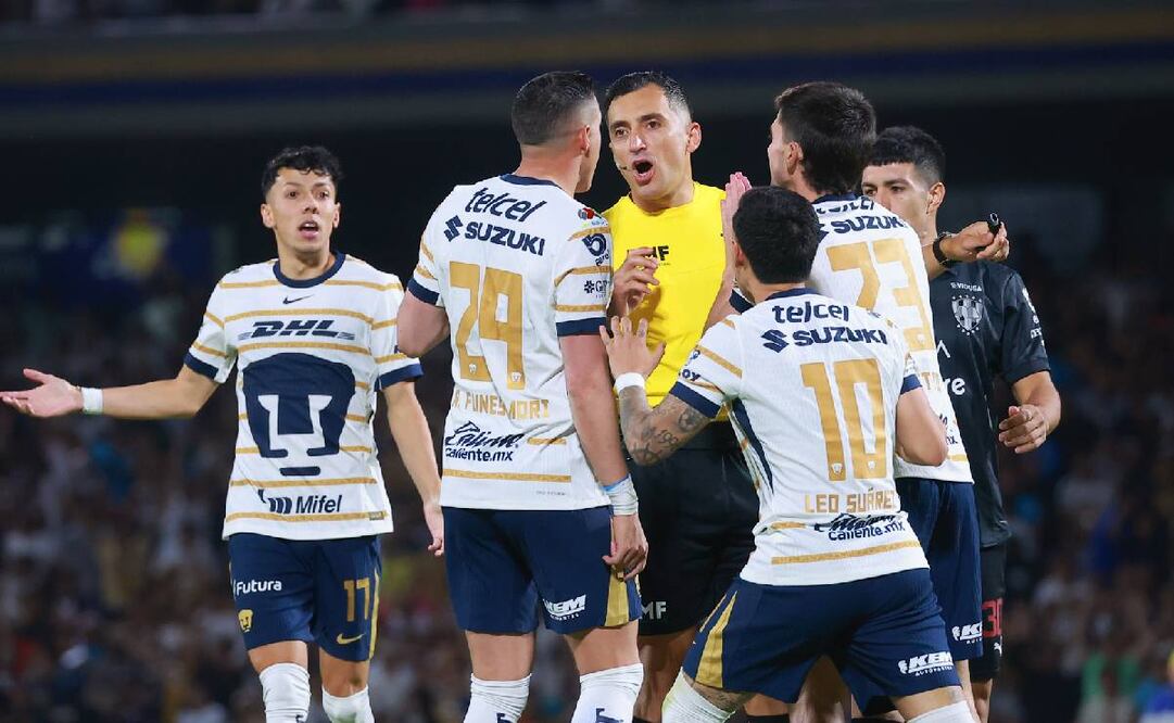 Jugadores de los Pumas reclaman al árbitro Ismael Rosario López Peñuelas, tras una jugada polémica en el duelo ante Rayados. FOTO: Imago7
