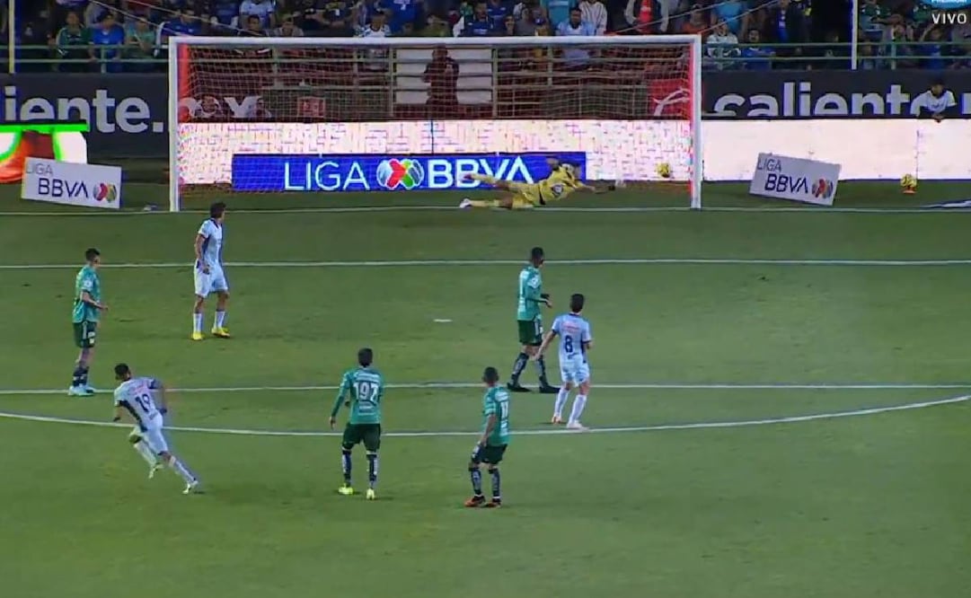 Charly Rodríguez se mandó una joya de gol para poner el 0-1 de Cruz Azul ante León. Foto: Especial