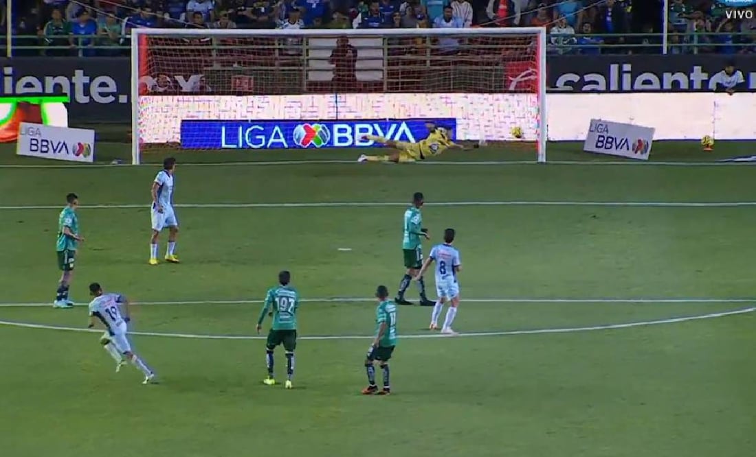 Charly Rodríguez se mandó una joya de gol para poner el 0-1 de Cruz Azul ante León. Foto: Especial