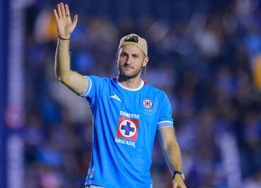 Santiago Giménez preocupado por su futuro ¿Se va del Feyenoord?