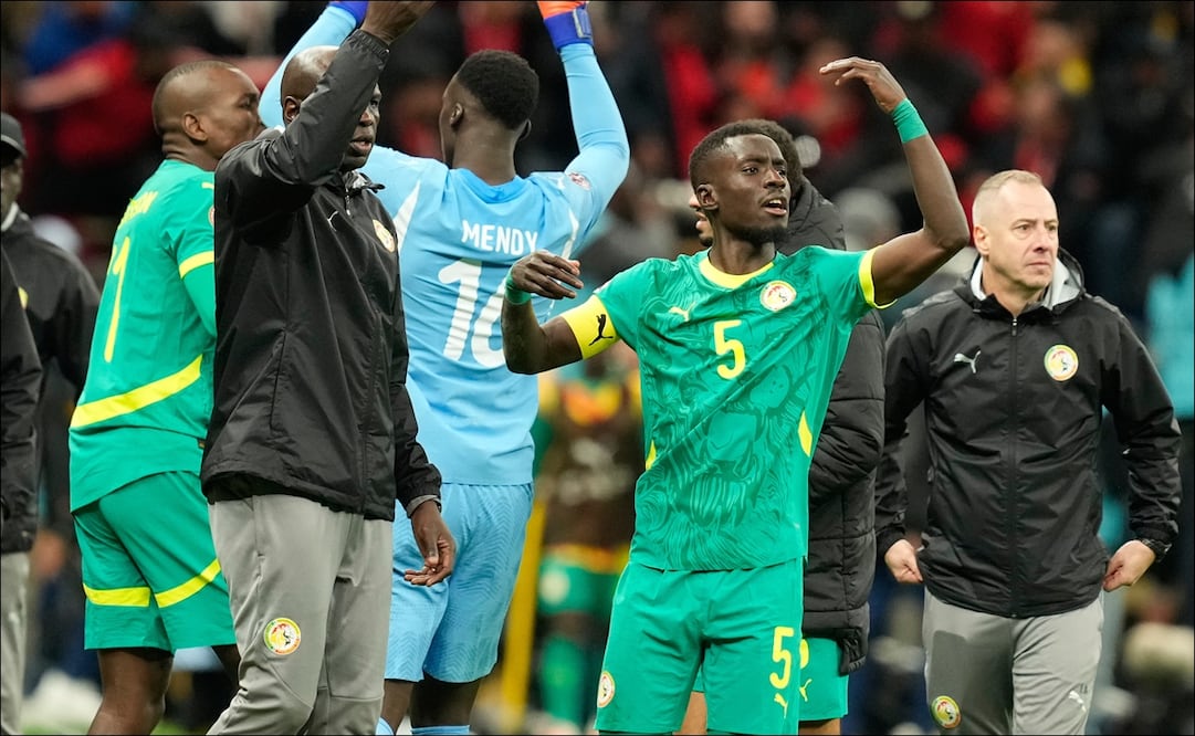 Idrissa Gueye llama a sus compañeros en el partido entre Senegal y Marruecos de la Copa Africana de Naciones. FOTO: AP