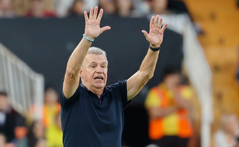 Javier Aguirre dando indicaciones en el partido ante el Villareal / Foto: EFE