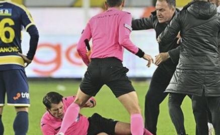 Expresidente de un club turco fue condenado a prisión por agredir a un árbitro