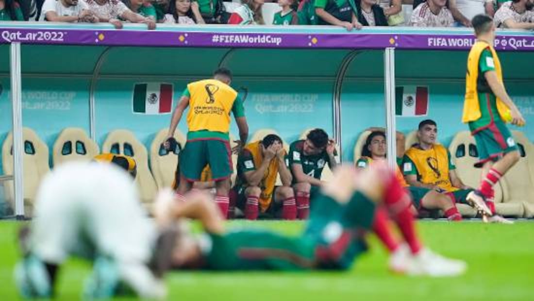 Los jugadores mexicanos se lamentan tras la eliminación en Qatar 2022. Foto: Imago7