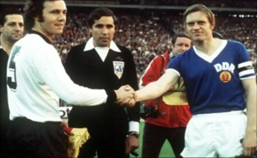 Los capitanes de las dos Alemanias se saludan / Foto: Especiales