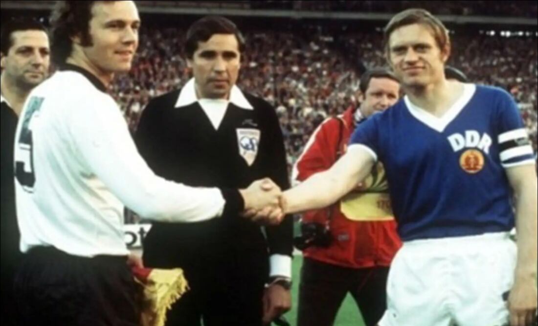 Los capitanes de las dos Alemanias se saludan / Foto: Especiales