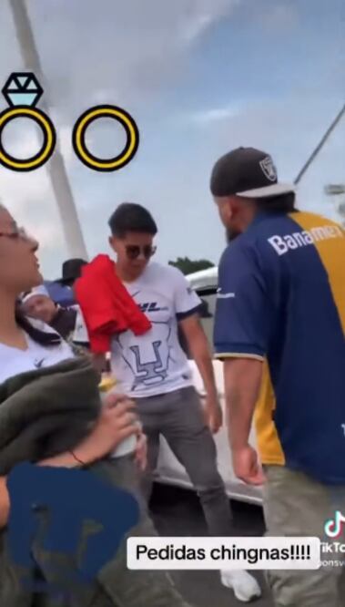 La pedida de matrimonio de un aficionado de Pumas en el estacionamiento del Estadio Azteca / Foto: Especiales
