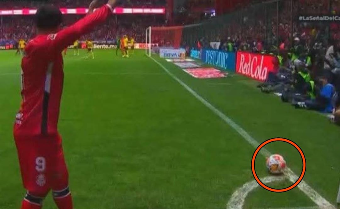 Aficionados del América reclaman que Alexis Vega no puso el balón sobre la línea en el tiro de esquina previo al 1-0. Foto: Especial