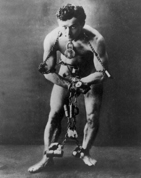 ¿Quién era Harry Houdini? El escapista que revolucionó la magia 
