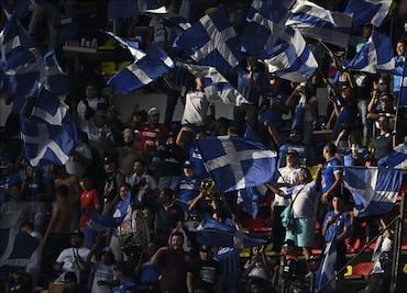 VIDEO: aficionados de Cruz Azul se pelean afuera del Estadio Olímpico Universitario antes del juego vs América